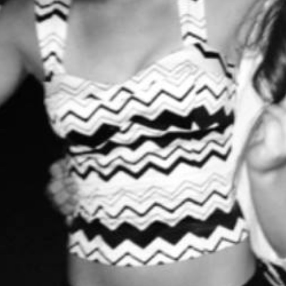 Zippered back, black/white crop top - Picture 4 of 4